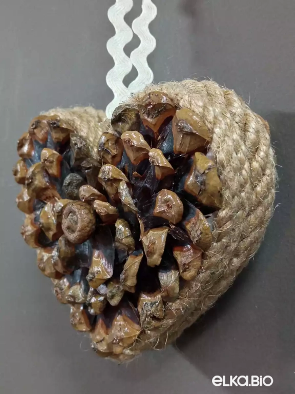 Подвесное украшение из чешуек сосновой шишки Сердечко Т99-В55