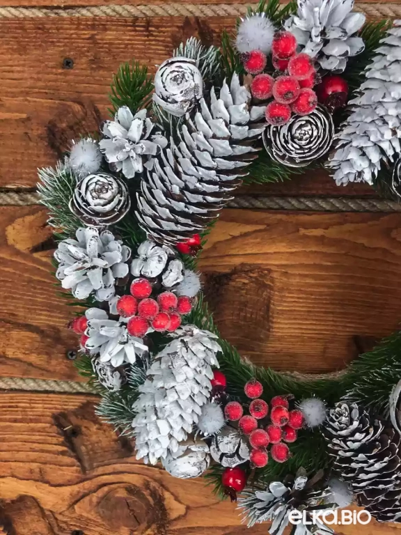 Венок декоративный из шишек Зимняя ягода А12-В7