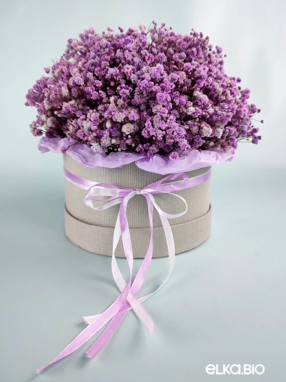Композиция из цветов гипсофилы в шляпной коробке А126-B103