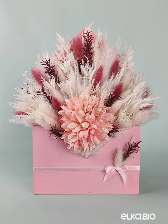 Композиция из белых и розовых сухоцветов А145-B104