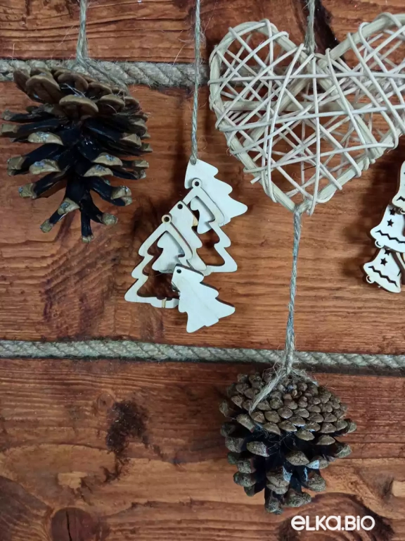 Подвесное украшение на дрифтвуде с сердечками и шишками Тайна соснового леса А83-В58