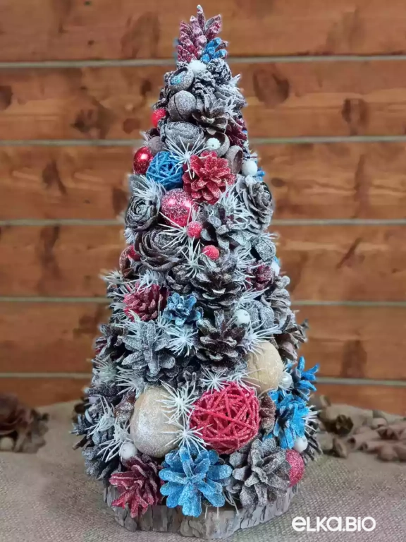 Настольная новогодняя елка из шишек Россия Т13-В12