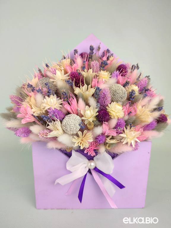 Композиция из сиреневых сухоцветов в деревянном конверте Т210-B116