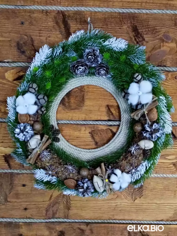 Венок декоративный из пекана, шелухи кедровых орехов Ореховый П9-В17