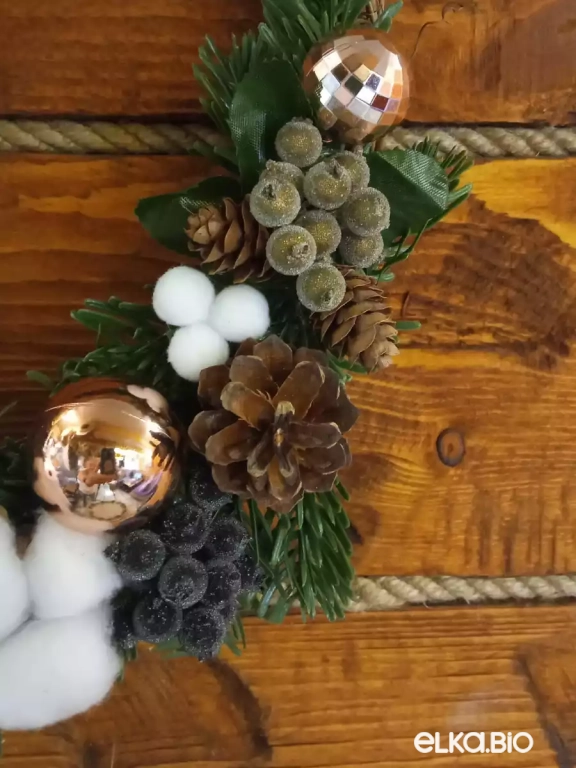 Новогодний венок из лозы, хвои и шишек Первый снег А65-В43