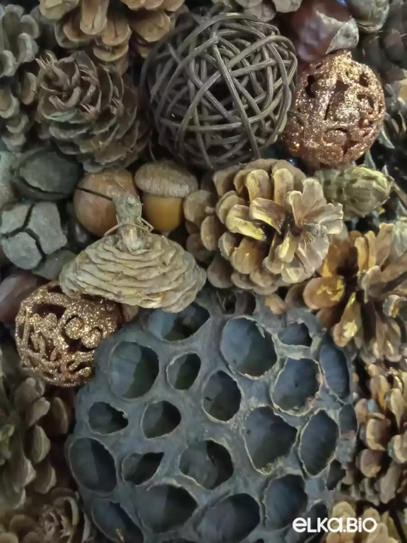 Настольная новогодняя елка из шишек Элегантность Т72-В28