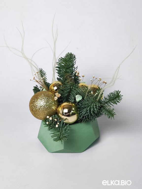 Композиция из нобилиса с золотыми шарами Ж39