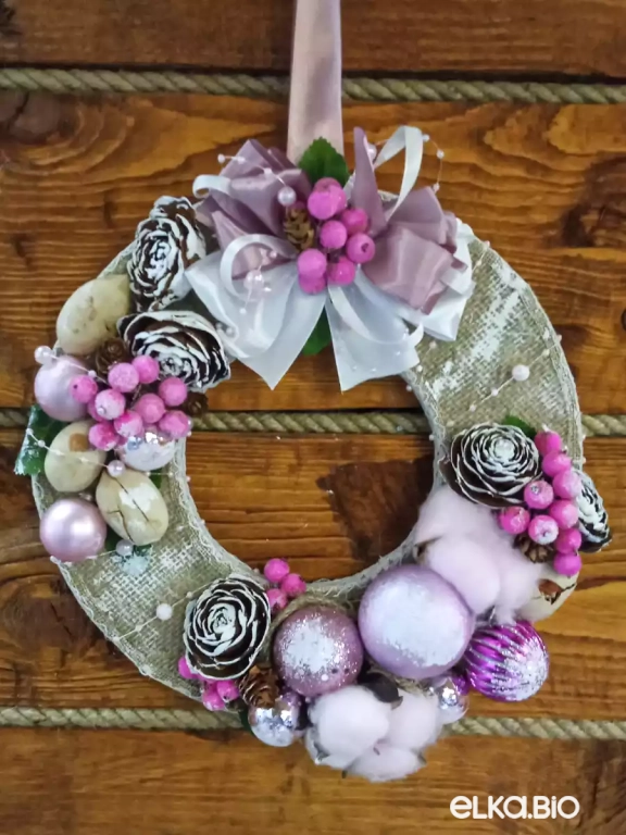 Новогодний венок с шарами, ягодами и шишками Розовая зима Б22-В43