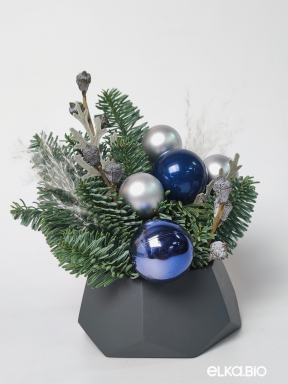 Композиция из нобилиса с синими и серебряными шарами Ж40