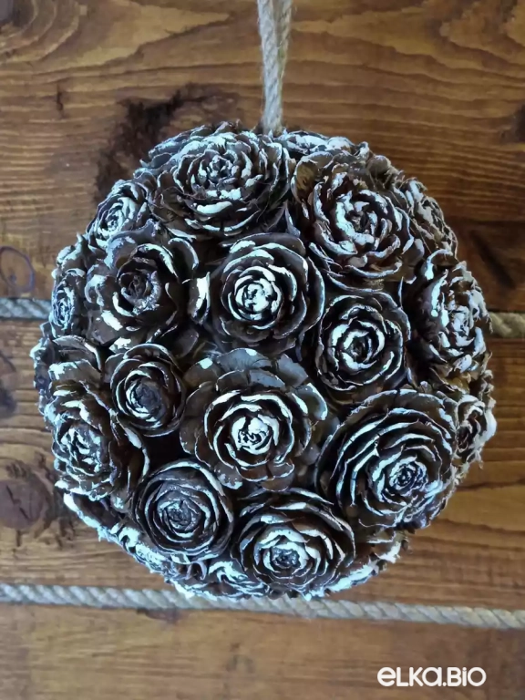 Декоративный шар из ливанского кедра Ледяные розы Б3-В29