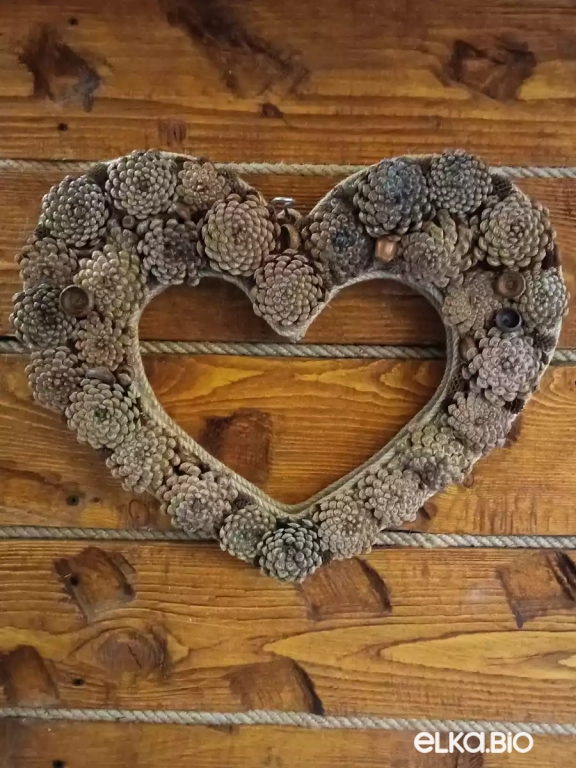Подвесная композиция из шишек и мха Большое сердце Т82-В42