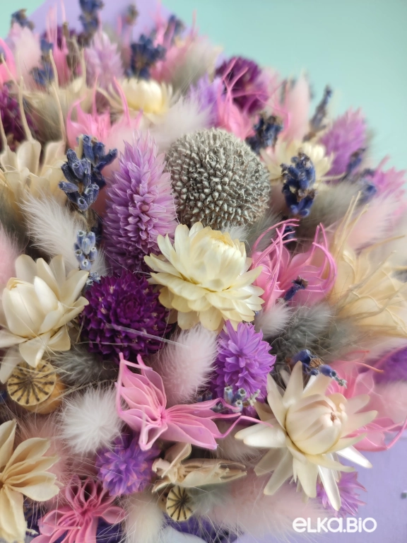 Композиция из сиреневых сухоцветов в деревянном конверте Т210-B116