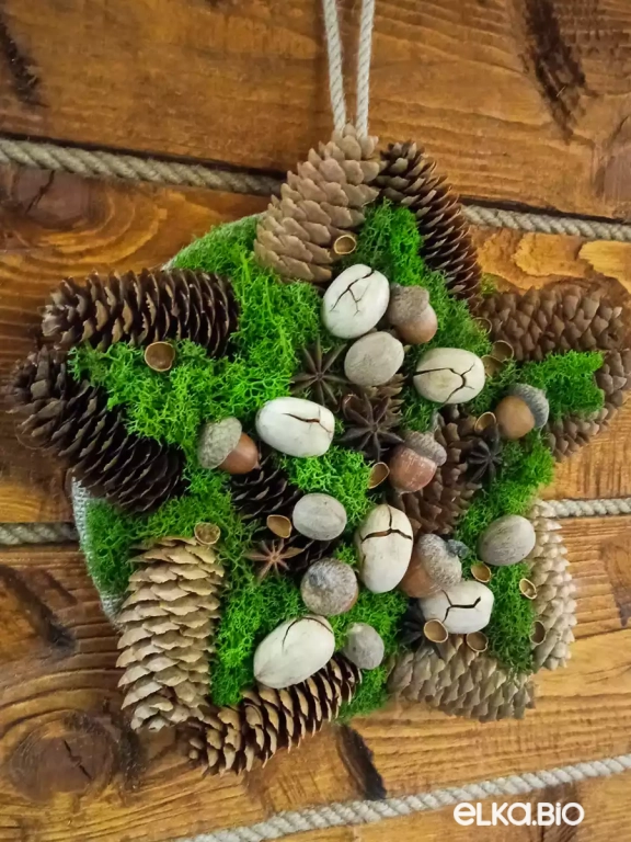 Новогодний венок из еловых шишек Еловая звезда Ю24-В47