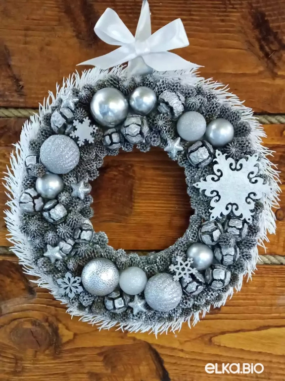 Новогодний венок из шишек с шарами Мир сновидений А56-В46