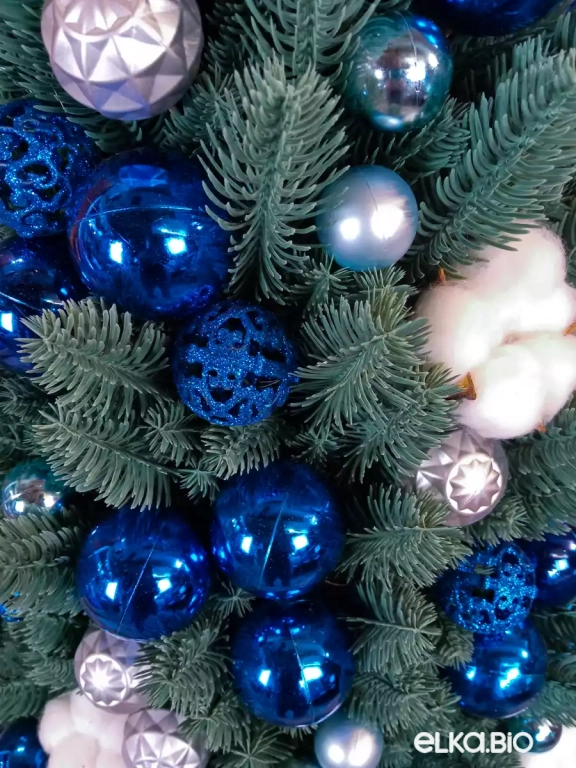 Настольная новогодняя елка из хвои и шаров Холодный сапфир Ю34-В83