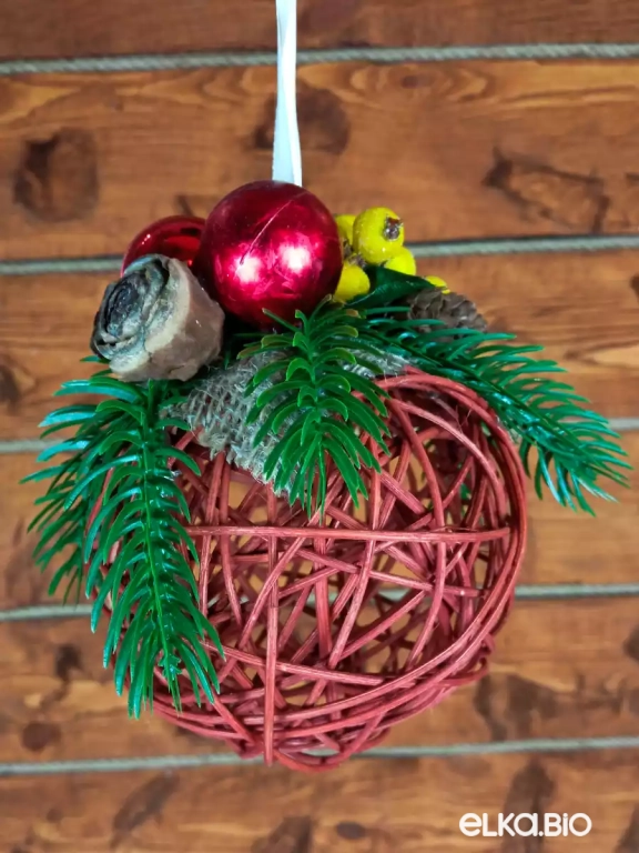 Декоративный шар из ротанга Ливанский кедр с ягодами (терракот) Б9-В55