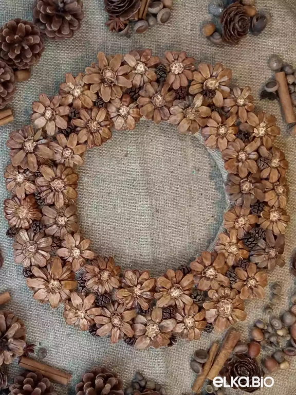 Венок декоративный из шишек Цветочная роса П16-В15