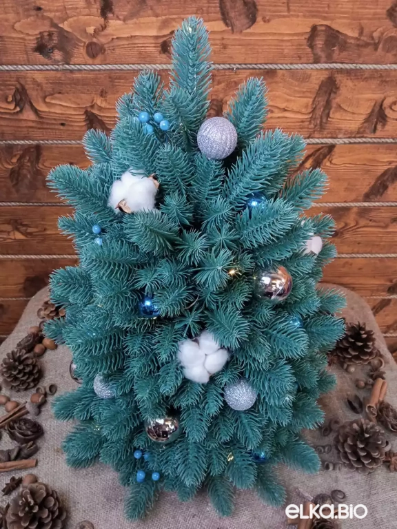 Настольнаяновогодняя елка из хвои с шарами Лесная грация Ю30-В49