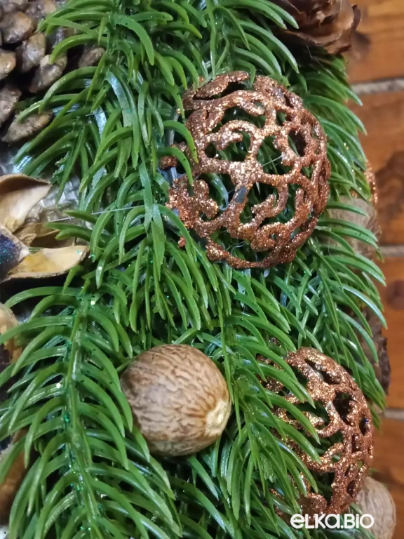 Настольная декоративная елка из хвои с шишками Микс Б35-В70