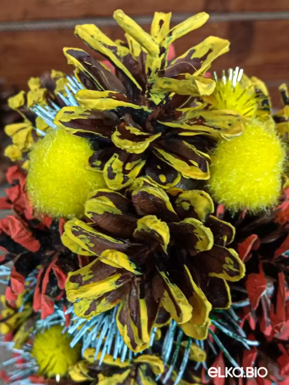 Настольная новогодняя елка из шишек Солнечный день А26-В10