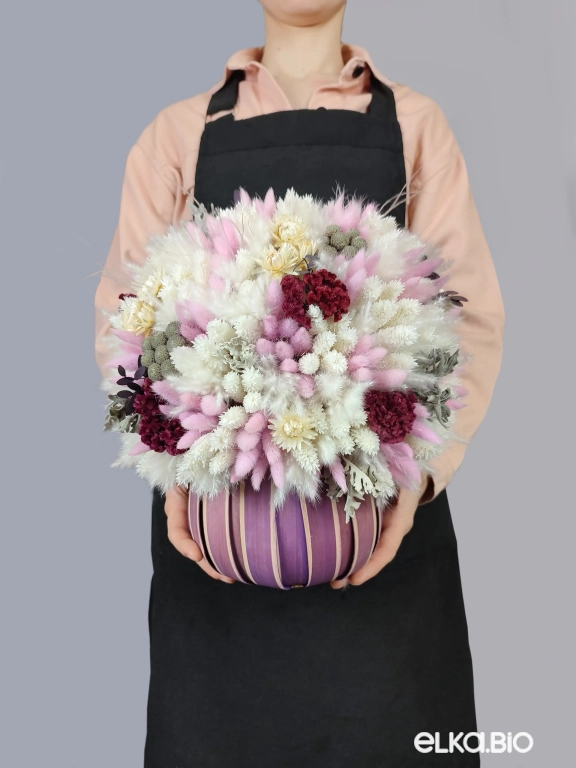 Корзина с бордовыми, розовыми и белыми сухоцветами Ю69-B105