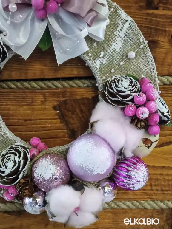 Новогодний венок с шарами, ягодами и шишками Розовая зима Б22-В43