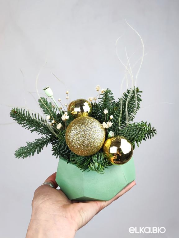 Композиция из нобилиса с золотыми шарами Ж39