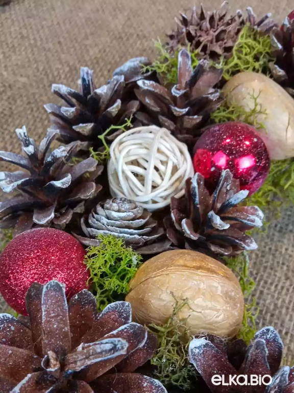 Венок из шишек сосны, кипариса, грецких орехов, пекана и желудей Лесной Т18-В15