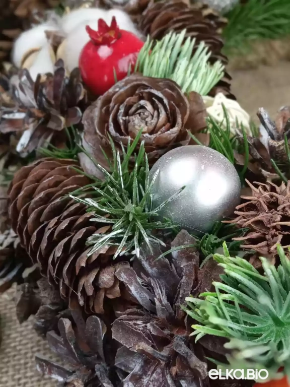 Новогодний венок из сосновых шишек и декора Изобилие Т27-В16 Новогодний венок из сосновых шишек и декора Изобилие Т27-В16