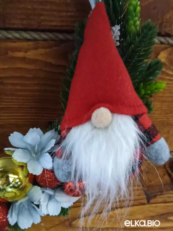 Новогодний венок из лозы с игрушкой Комната снов (красный) А71-В44