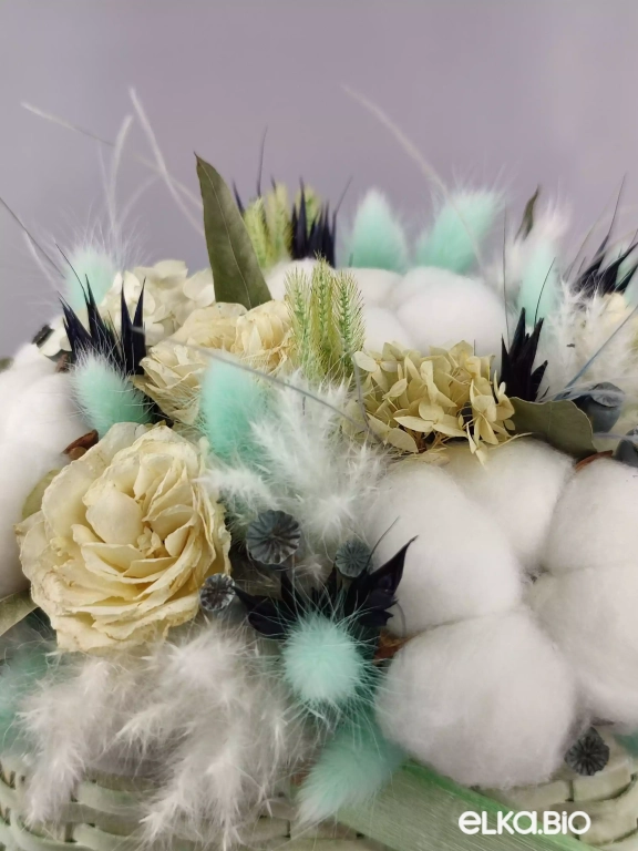 Композиция в корзине с хлопком и розами Ю61-B100