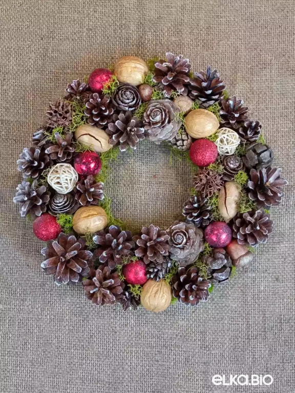 Венок из шишек сосны, кипариса, грецких орехов, пекана и желудей Лесной Т18-В15