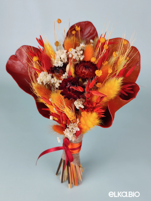 Букет из красных, желтых сухоцветов и листьев маниока Т180-B107