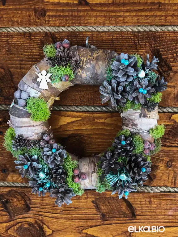 Венок декоративный из бересты и шишек Ангелочек (большой) Т2-В8