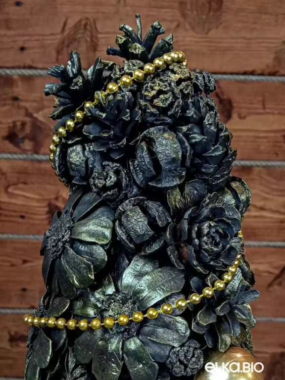 Настольная новогодняя елка из шишек Черное золото Т55-В12+В24