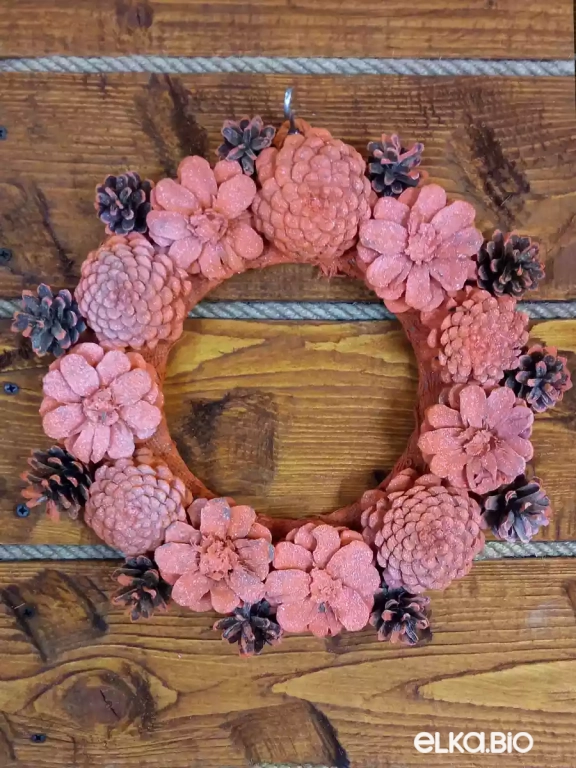 Венок декоративный из шишек Оранжевый А23-В18