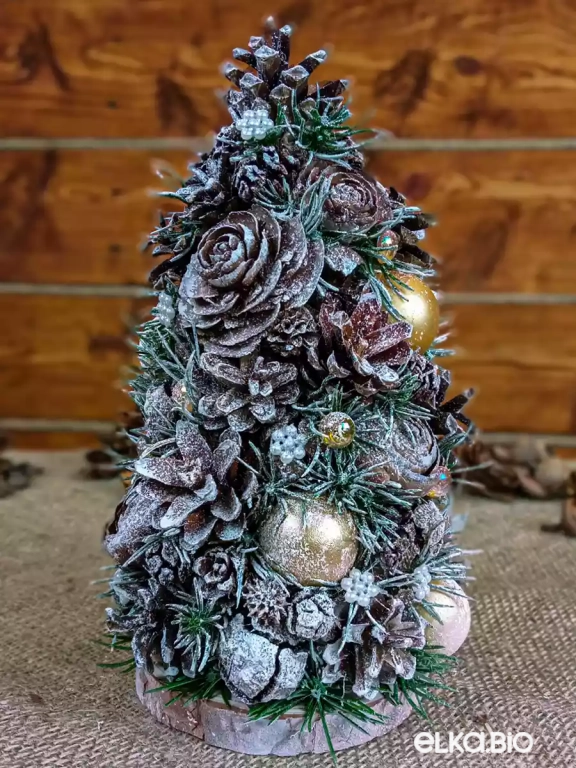 Настольная новогодняя елка из шишек Снежная Т8-В10