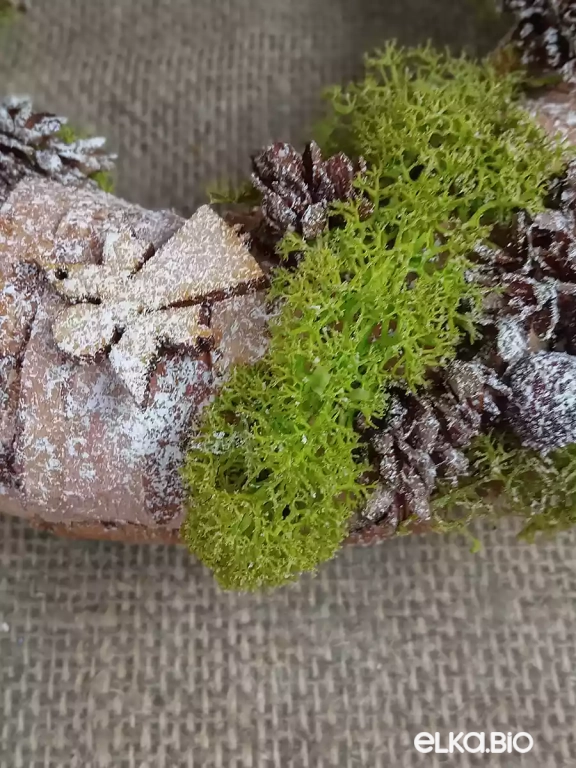 Новогодний венок из бересты и шишек Ангелочек Т3-В14