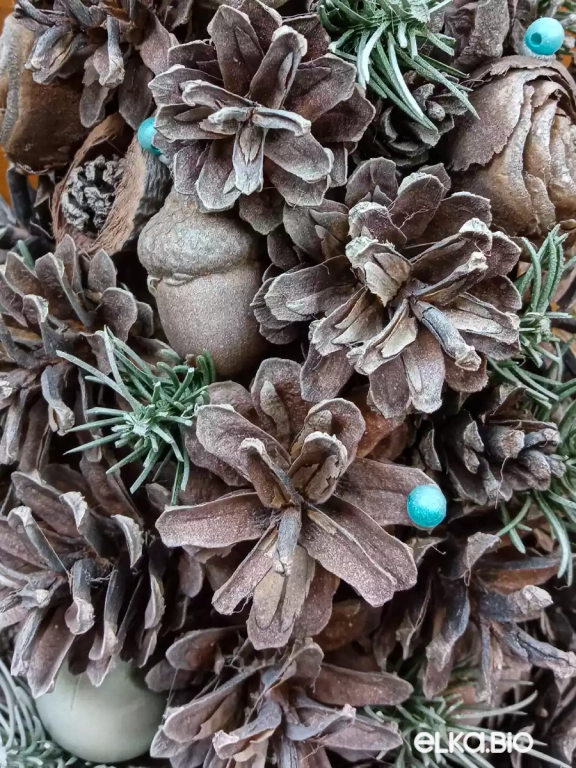 Настольная новогодняя елка из шишек Холодная зима А32-В12