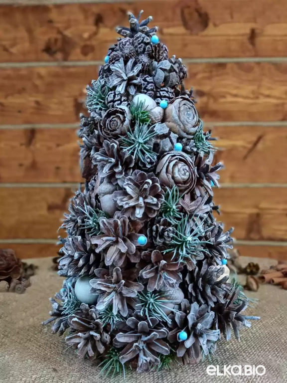 Настольная новогодняя елка из шишек Холодная зима А32-В12