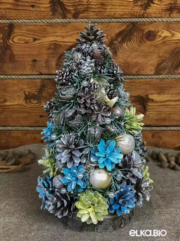 Настольная довогодняя елка из шишек и грецкого ореха Жемчужная Т5-В3