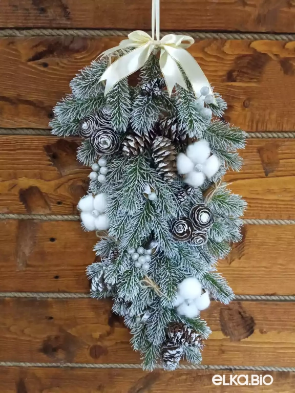 Подвесная композиция из хвои, шишек и цветков хлопка Зимний рай П46-В33