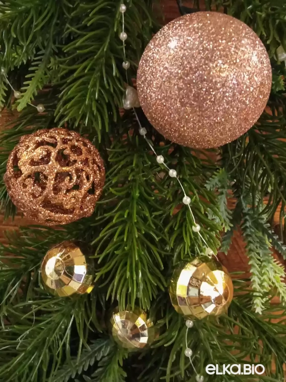 Подвесная композиция из хвои с шарами Золотой бант Ю5-В33