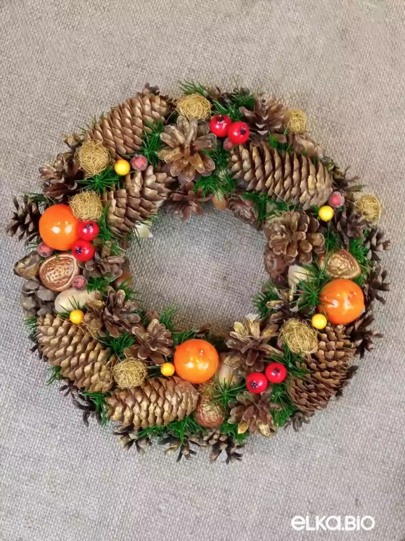 Венок из ливанского кедра, шишек ели и сосны Апельсинки Т24-В15