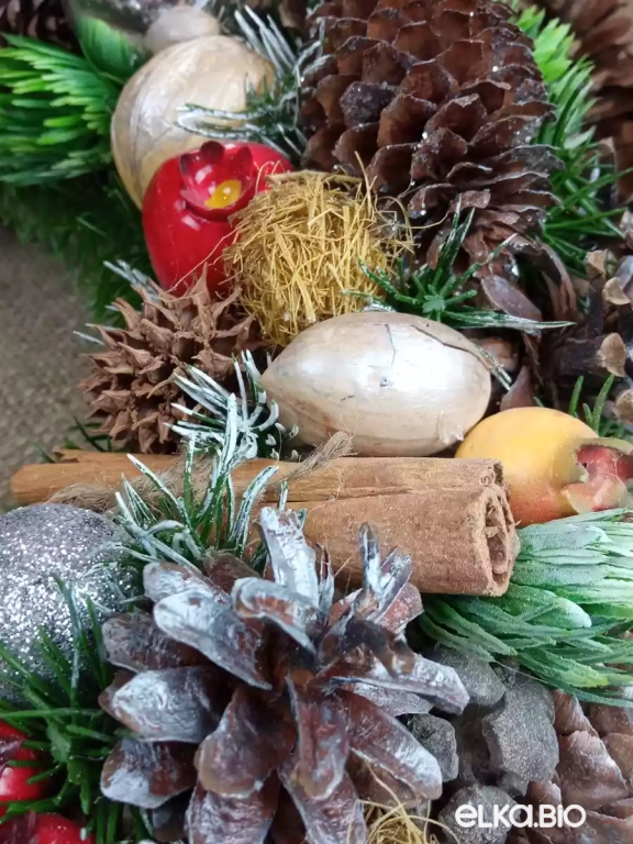 Новогодний венок из сосновых шишек и декора Изобилие Т27-В16 Новогодний венок из сосновых шишек и декора Изобилие Т27-В16