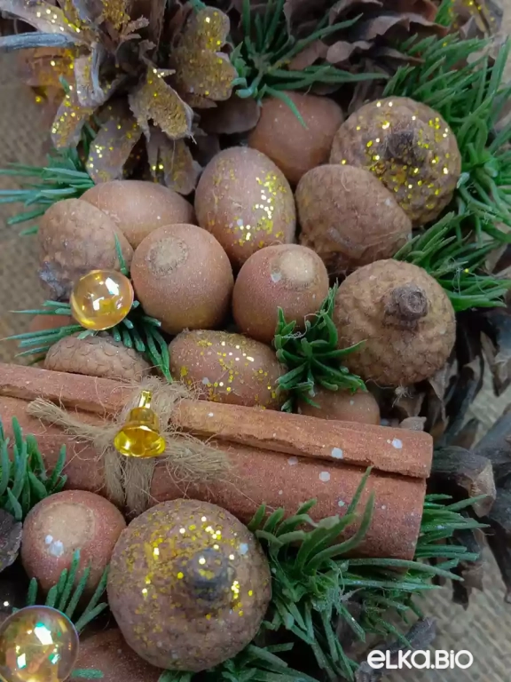 Новогодний венок из шишек сосны, ели и желудей Желуди Т32-В15