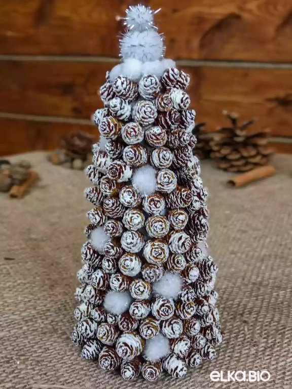 Настольная елочка из шишек ольхи Снежная королева А10-В10