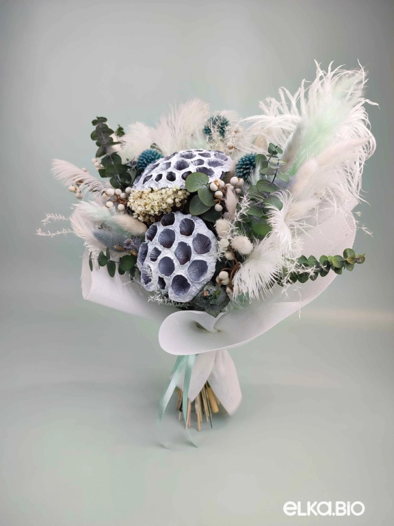 Необычный букет с лотосом и перьями страуса Б108-B112