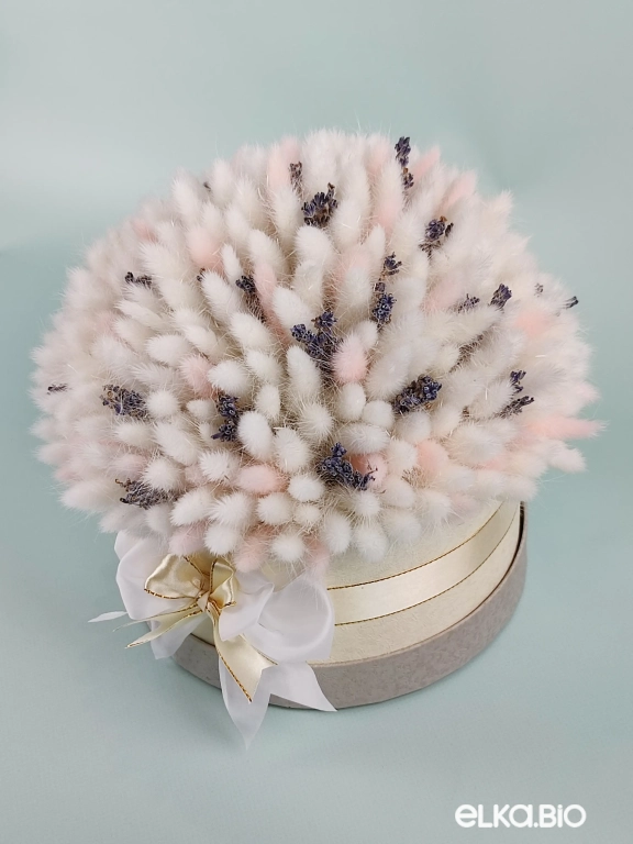 Композиция в шляпной коробке из белого и розового лагуруса А127-B103