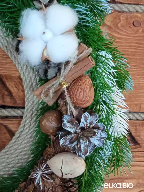 Венок декоративный из пекана, шелухи кедровых орехов Ореховый П9-В17